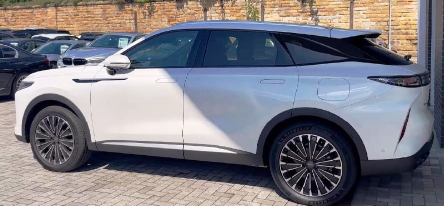hightechOmoda9PHEVSUVEurope
