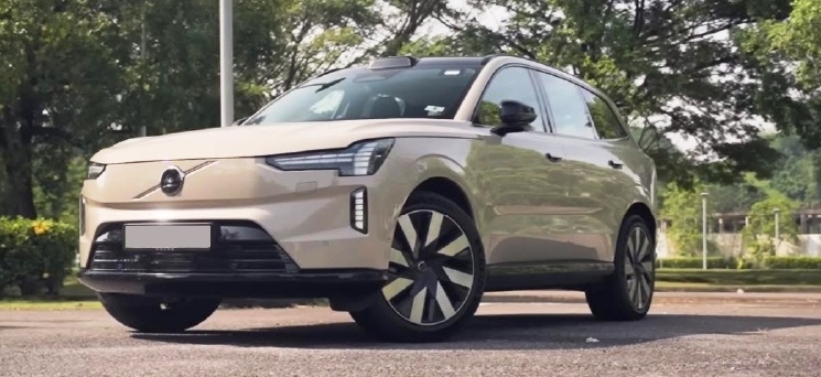 2025VolvoEX90electricSUV