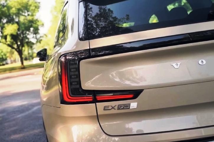 2025VolvoEX90electricSUV