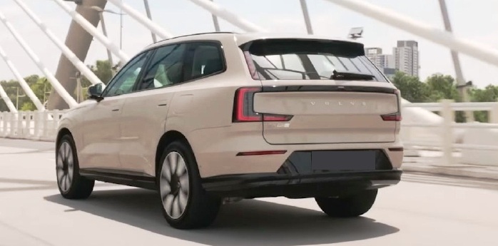2025VolvoEX90electricSUV