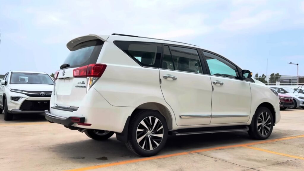 Kia Carens Clavisvs Toyota Innova Crysta